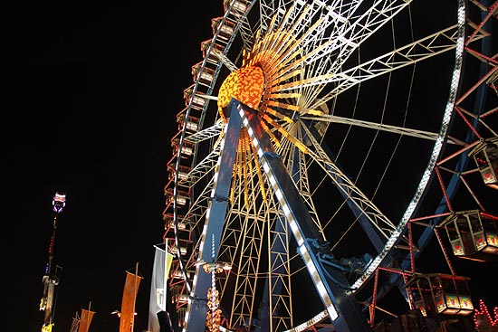 Oktoberfest - Fahrgeschäfte - das Oktoberfest Riesenrad Willenborg (©Foto: Martin Schmitz)